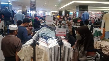 Lombok Epicentrum Mall diserbu pengunjung untuk berburu pakaian lebaran