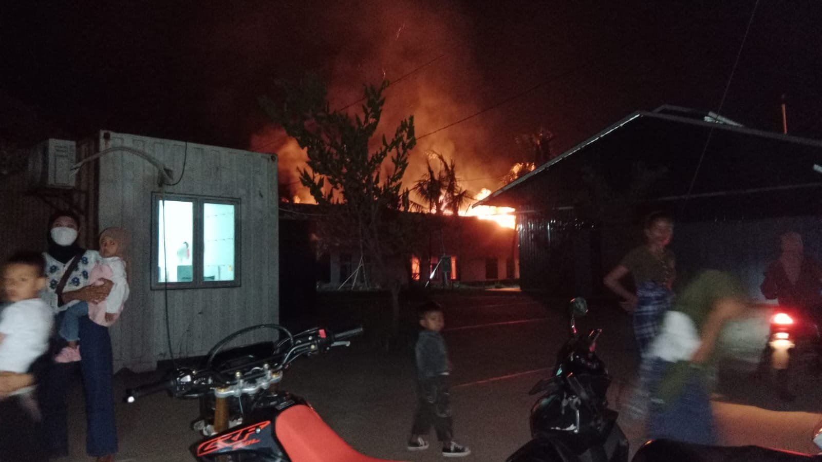 Satu unit bangunan kantor yang dalam proses pembangunan oleh pihak Kantor Tampah Hill di Dusun Pendem Desa Mekar Sari Kecamatan Praya Barat Kabupaten Lombok Tengah terbakar, Minggu (1/5), sekitar pukul 20.30 Wita.