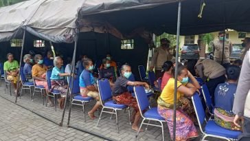 Puluhan pengungsi korban bentrok di Desa Mareje Lombok Barat jalani pemeriksaan kesehatan di Polres Lombok Barat, Kamis (5/5)