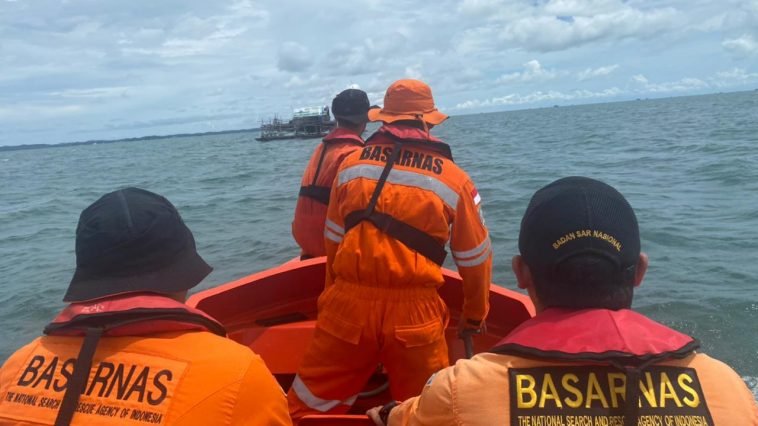 Tim Sar Tanjungpinang saat mencari jenazah CPMI yang hilang di perairan Batam
