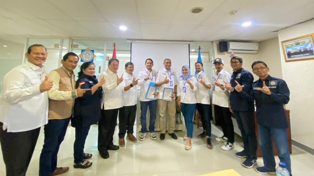 Ketua Umum DPP APERSI foto bersama dengan pengurus DPD NTB yang baru dibentuk usai penyerahan SK di Kantor Pusar APERSI di Jakarta Timur, Jumat lalu (24/6)