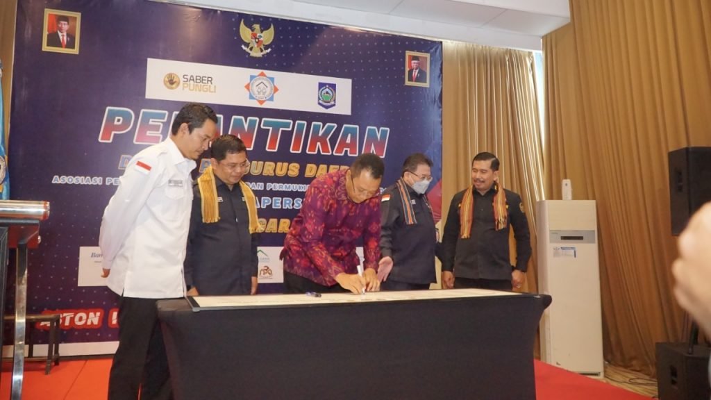 Penandatanganan pelakat komitmen pelayanan publik bersih, profesional dan bebas pungli oleh Gubernur NTB, Sekretaris Saber Pungli RI, DPP APERSI dan DPD APERSI
