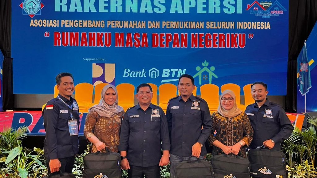 Dari kiri ke kanan: Sekretaris DPD NTB, Wakil Ketua DPD NTB, Ketua Umum APERSI, Ketua DPD NTB, Anggota APERSI NTB dan Bendahara DPD NTB.