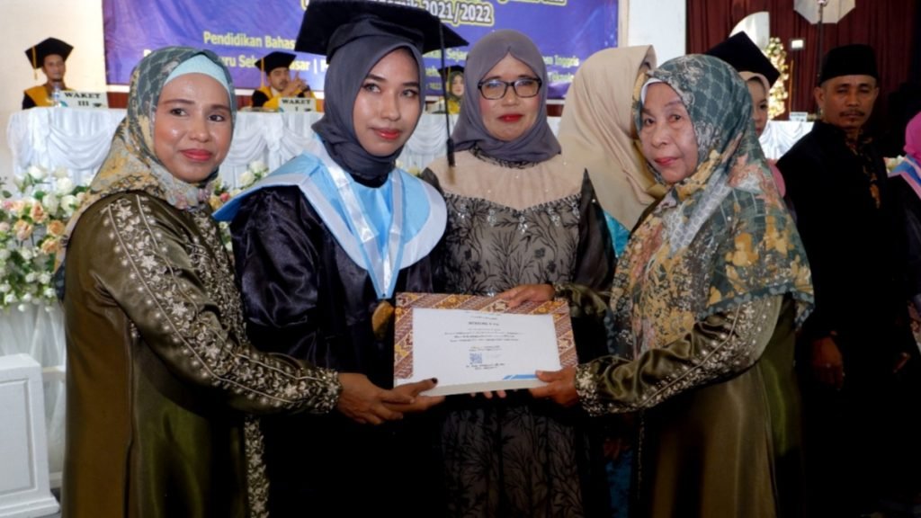 Penyerahan sertifikat wisudawan 10 terbaik oleh Pendiri Yapis. Hj. Sarfiah H. Anwar didampingi anggota DPRD Kabupaten Dompu, Nadira Al Habsyi (kiri).