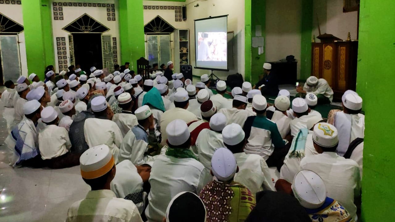 Ratusan santri Ponpes Darul Iman doa bersama sekaligus menyaksikan film dokumenter mengenang 4 tahun gempa Lombok, Jumat malam (5/8)