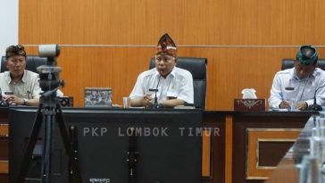 Bupati Lotim, H M Sukiman Azmy (tengah) pimpin rapat penangangan dampak kekeringan air di rupatama Kantor Bupati Lotim, Kamis (11/8)