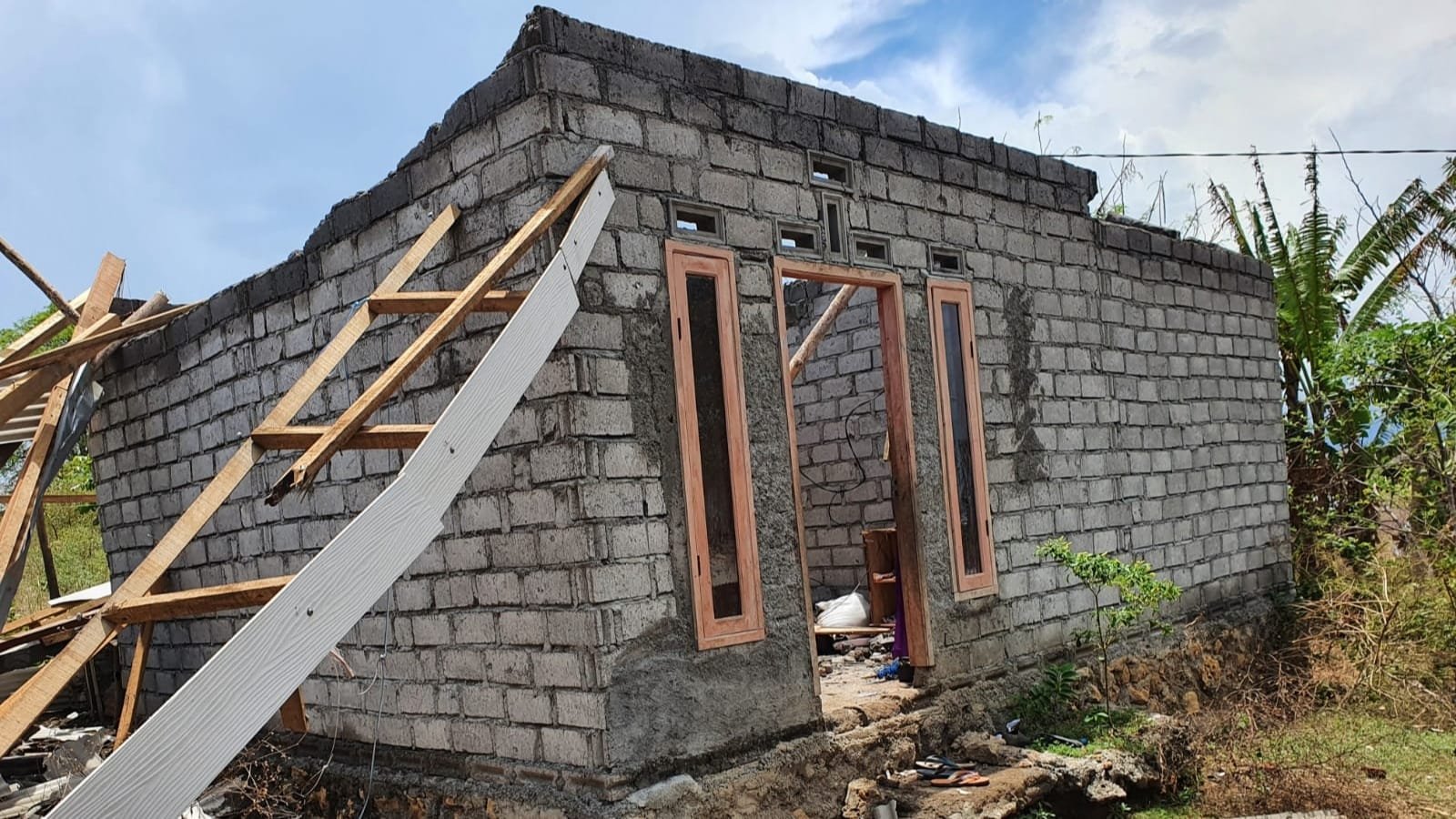 Rumah warga di Bako Tinggi, Dusun Kwang Adil, Desa Ekas Buana, Kecamatan Jerowaru, Lombok Timur rusak berat akibat dihantam angin puting beliung, Jumat (30/9)