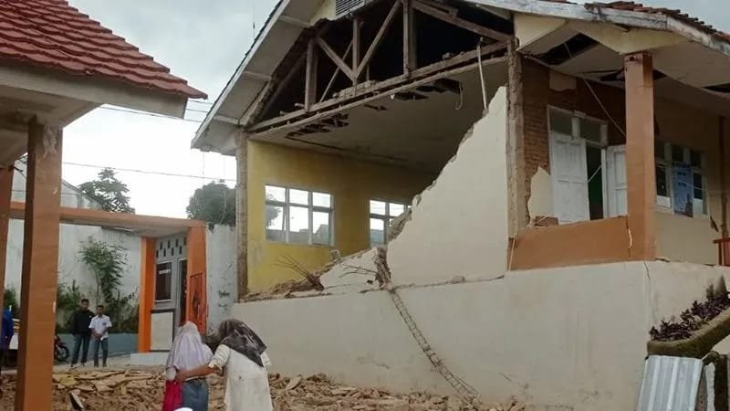 Reruntuhan bangunan pascagempa M 5,6 di Kabupaten Cianjur, Jawa Barat, Senin (21/11)