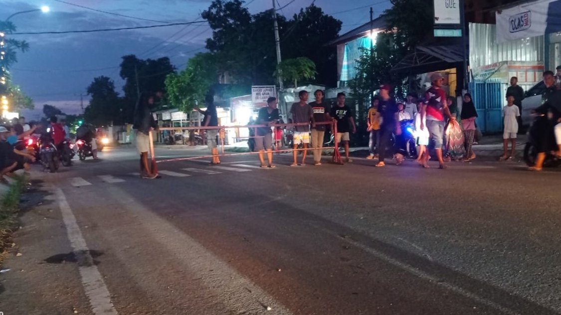 jalan sukarno-hatta Kota Bima diblokade warga lantaran salah satu warga setempat ditangkap polisi dan minta dibebaskan.