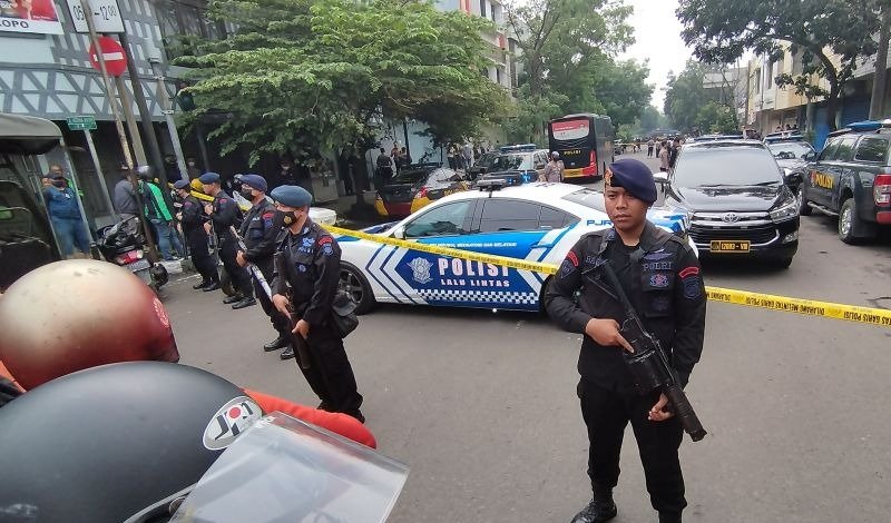 Personel Brimob berjaga di kawasan sekitar Polsek Astanaanyar, Kota Bandung, Jawa Barat, Rabu (7/12). foto: antara