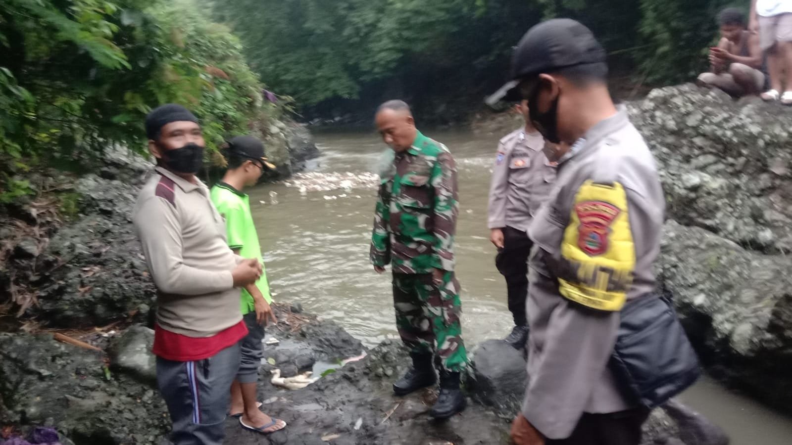 Identifikasi penemuan mayat tanpa kepala di Sungai Sampang Tiga, Terara, Minggu (22/1).