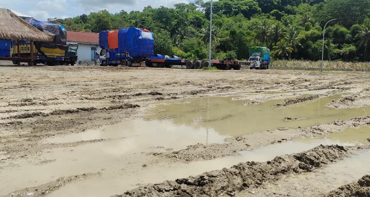 Kondisi parkiran Segenter di Kecamatan Lembar Kabupaten Lombok Barat becek dan tergenang air, Senin (23/1). (foto Yasir Arafat / kicknews.today)