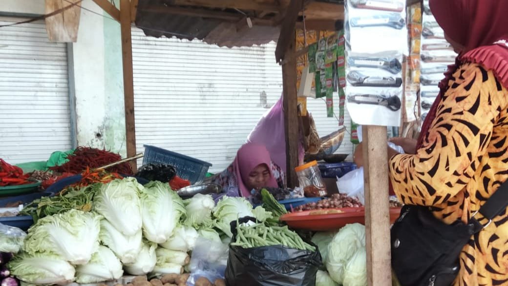 Penjual bahan pokok di Pasar Raya Kota Bima. Foto: ist