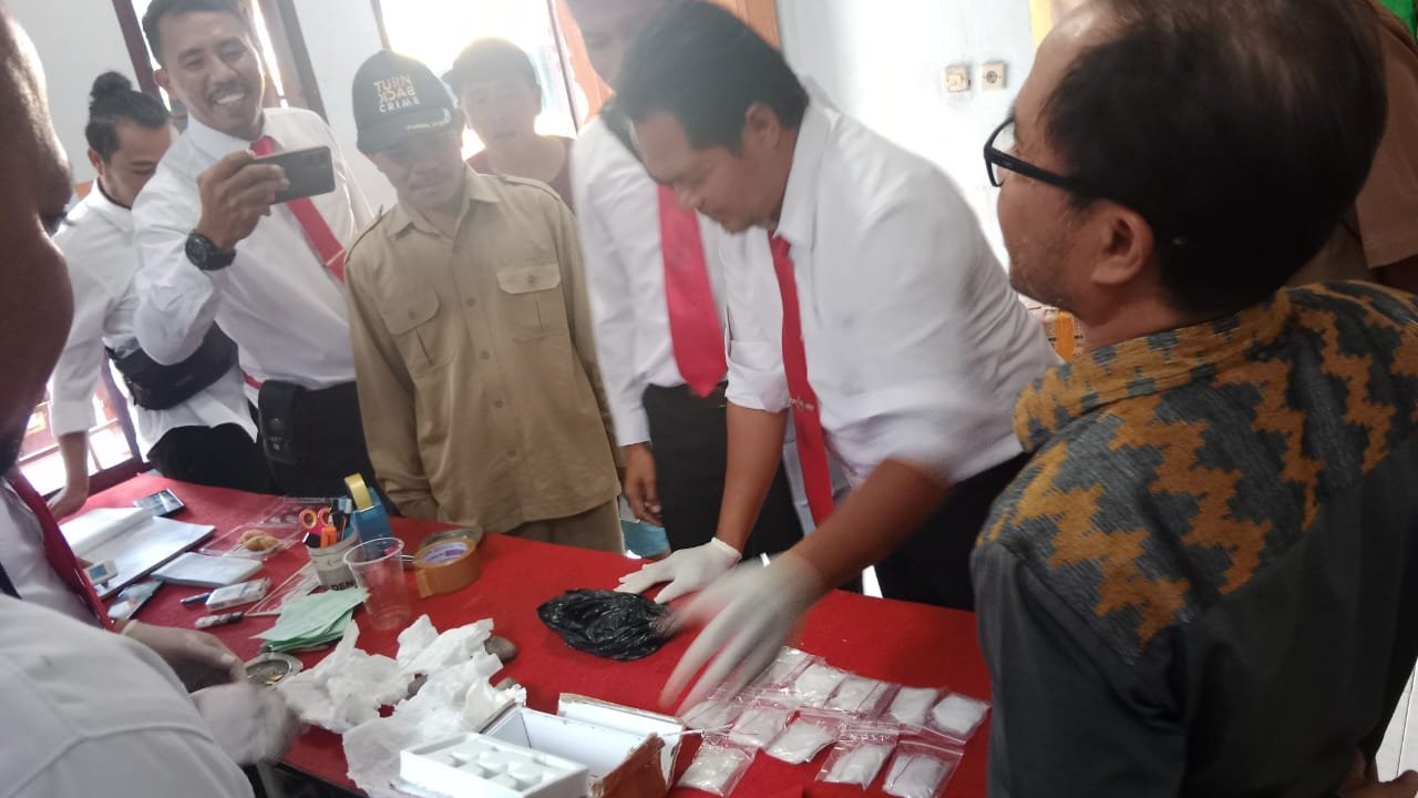 Petugas saat menunjukan barang bukti sabu yang diungkap dari penyelundupan lewat agen travel Lombok-Dompu, Senin (13/3).