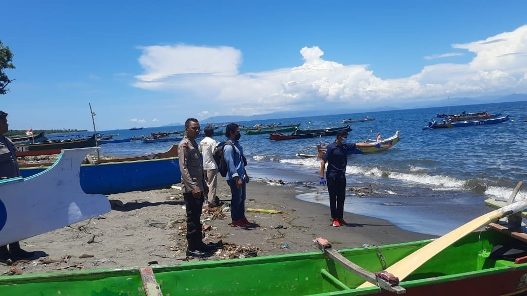 Petugas saat berada di lokasi tenggelamnya bocah 7 tahun di Pantai Tanjung Luar Lombok Timur, Kamis (9/3).