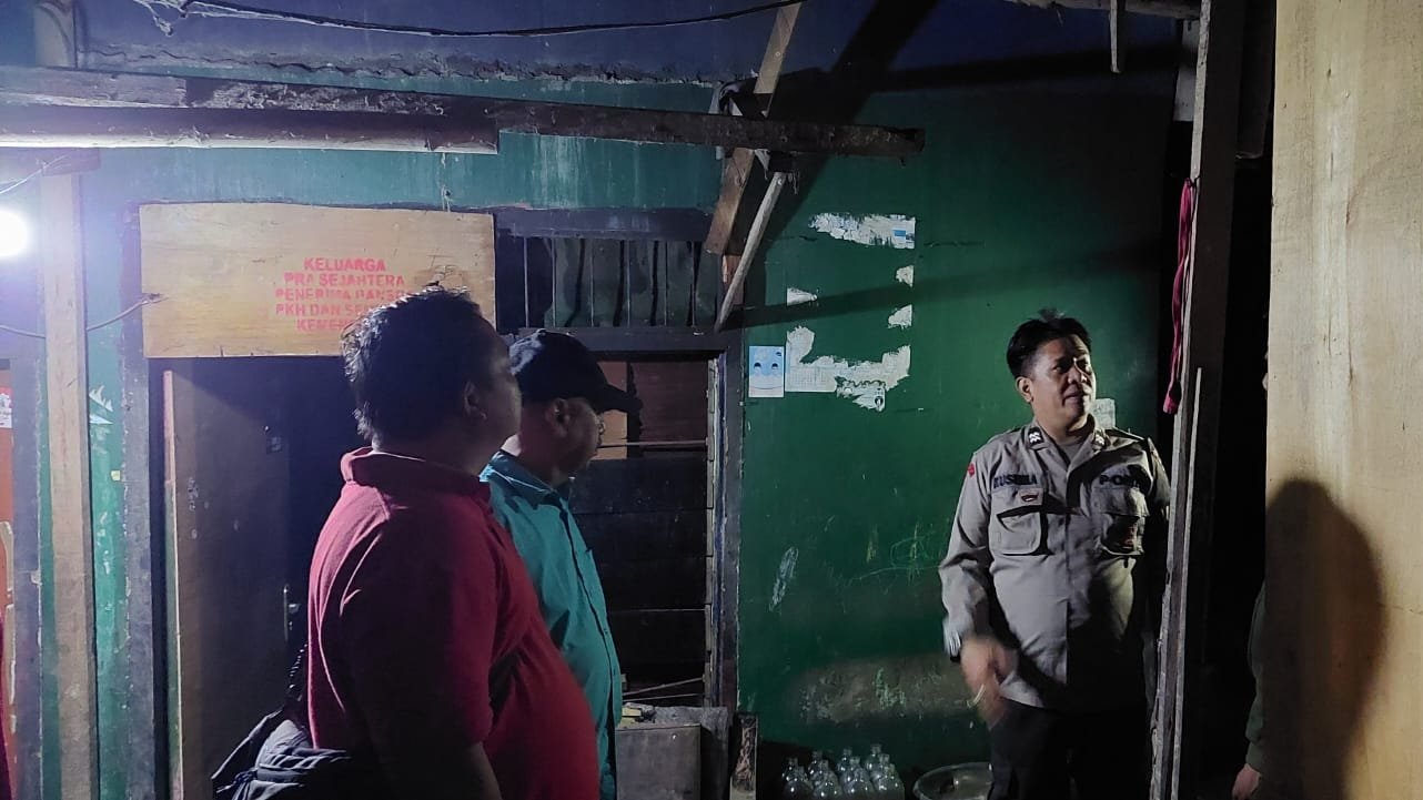 Petugas saat olah TKP kebakaran rumah di Sekarbela Kota Mataram, Jumat malam (12/5).