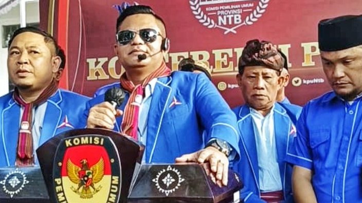 Indra Jaya Usman (IJU) Ketua DPD Partai Demokrat NTB saat konferensi pers di KPUD NTB