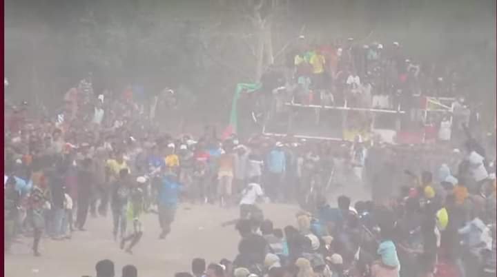 Di tengah debu, ribuan penonton memadati area boks star kuda pacuan di arena pacuan Sambinae Kota Bima.