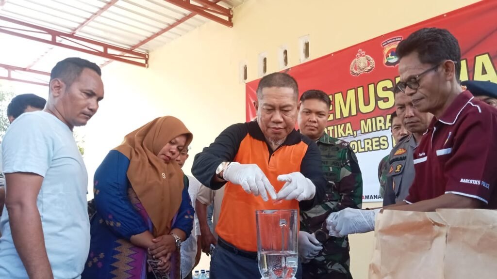 PJ Wali Kota Bima Mohammad Rum saat memusnahkan barang bukti narkoba di Polres Bima Kota, Kamis (30/11/2023).