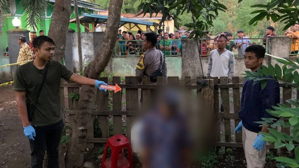 Polisi saat olah TKP di lokasi temuan mayat dengan posisi tergantung di Taliwang Kabupaten Sumbawa Barat, Minggu (26/11).