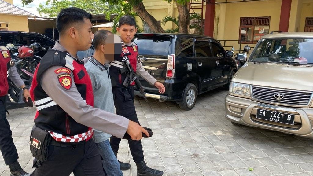 Seorang pria di Sumbawa diamankan polisi karena buat onar dengan membawa senjata tajam dan merusak kendaraan warga di jalan raya, Senin (27/11/2023).
