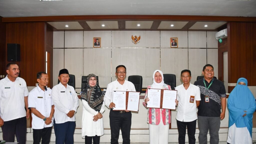 Saat penandatanganan kesepakatan Pemda Lombok Timur dengan PT Bank NTB Syariah, Rabu (8/11/2023).
