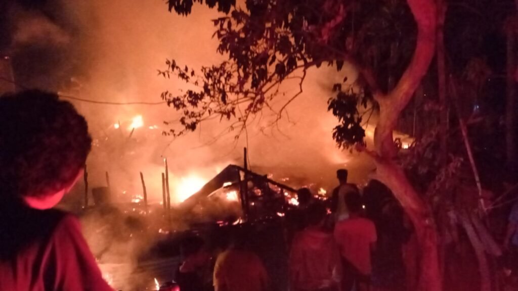 Kebakaran hebat melanda Desa Teke Kecamatan Palibelo Kabupaten Bima Provinsi Nusa Tenggara Barat (NTB), Kamis malam (9/11/2023) sekitar pukul 23.30 Wita, saat warga terlelap tidur.