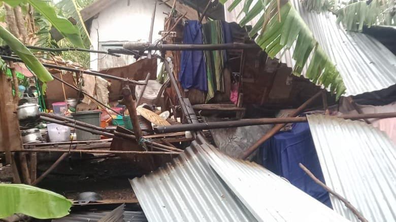 Puluhan rumah warga di Kelurahan Oi Fo'o Kecamatan Rasanae Timur Kota Bima Provinsi Nusa Tenggara Barat (NTB) rusak diterpa angin puting beliung, Kamis sore (9/11/2023).