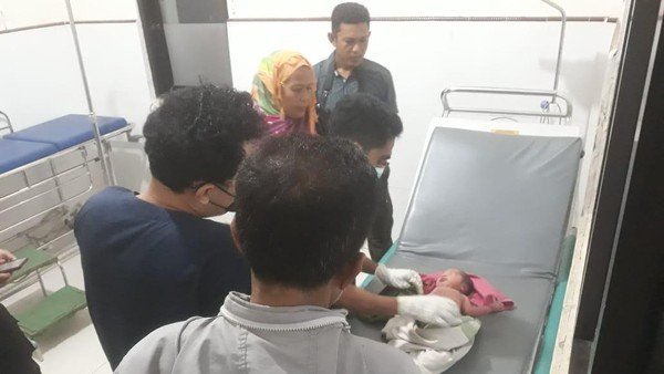 Tiga orang pemuda menemukan bayi hidup di atas motor tiga roda di Kelurahan Sarae, Kota Bima Provinsi Nusa Tenggara Barat (NTB), Sabtu pagi (11/11/2023), sekitar pukul 03.00 Wita.