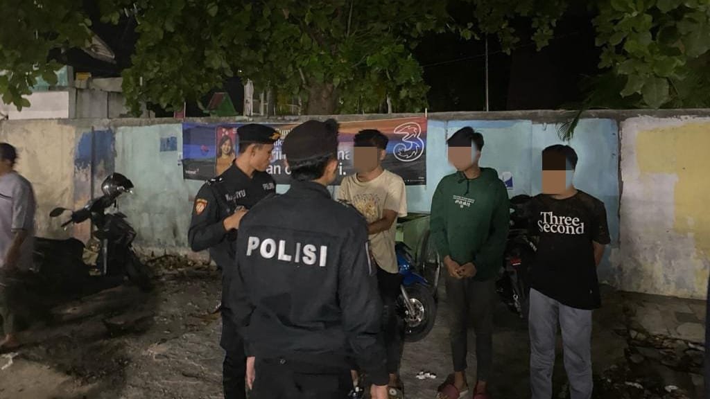 - Personel Sat Samapta Polres Sumbawa mengamankan 3 orang remaja karena melakukan keributan di jalan raya, Rabu malam (22/11/2023). Ulah para remaja tersebut meresahkan pengguna jalan dan warga sekitar.