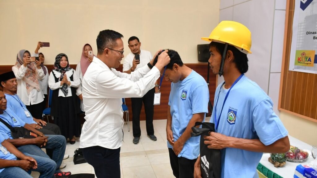 Pj Bupati Lombok Timur H Juaini Taofik saat membuka kegiatan uji sertifikasi tukang bangunan, Rabu (22/11).