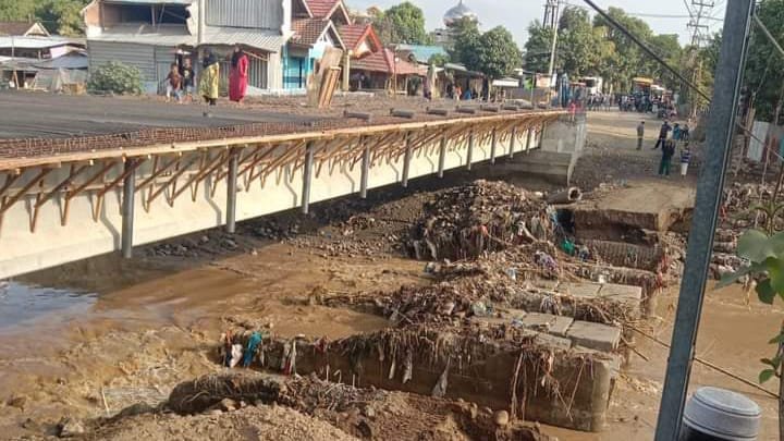 Jembatan alternatif dari proyek pembangunan jembatan Sondosia Kecamatan Bolo Kabupaten Bima NTB dihantam banjir, Selasa (28/11/2023)