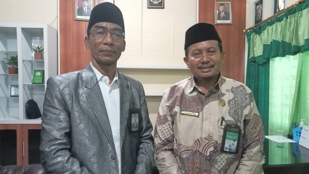 Kepala Kemenag Kabupaten Bima, Mujiburrahman (kiri) didampingi Kasi Binmas Kemenag, H Sudirman MSi.