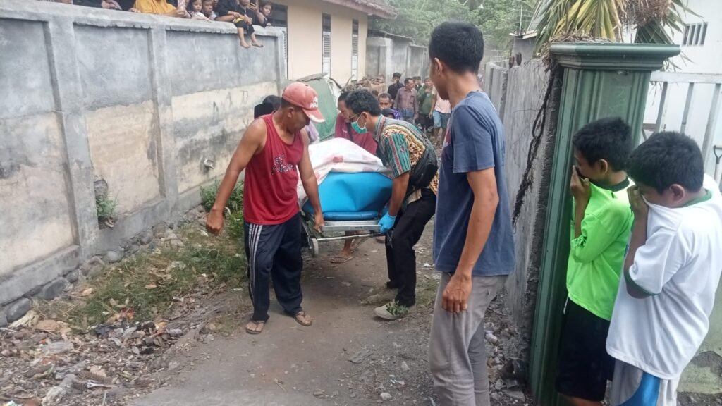 Warga dan petugas saat mengevakuasi masyarakat yang ditemukan di belakang SD Apitaik Lombok Timur, Kamis (7/12/2023).