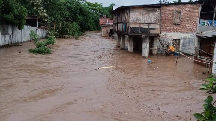 Banjir bandang terjang Dompu, Senin (4/12/2023), ribuan kepala keluarga terdampak.