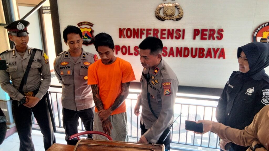 Pemuda inisial ITK (22 tahun) asal Kelurahan Cakranegara Kota Mataram ditangkap polisi karena curi gendang gemelan milik sekolah di Mataram.