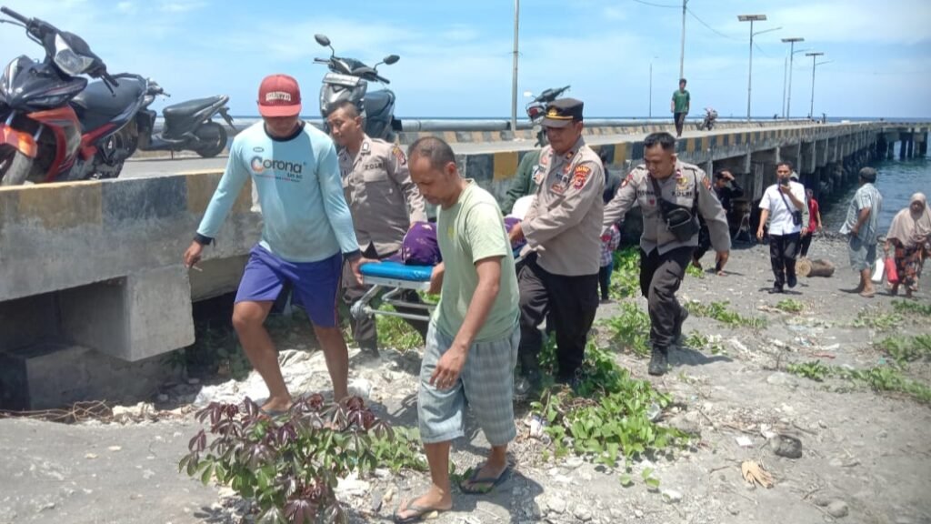 Petugas dan warga saat mengevakuasi jasad kakek asal Bayan Lombok Utara yang ditemukan meninggal mengapung di Dermaga Labuhan Carik Bayan, Rabu (6/12/2023).