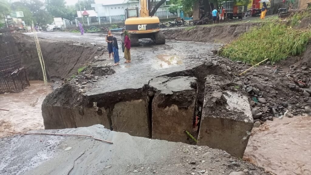Jembatan darurat di Desa Kore Kecamatan Sanggar Kabupaten Bima putus diterjang banjir, Kamis (7/12/2023).
