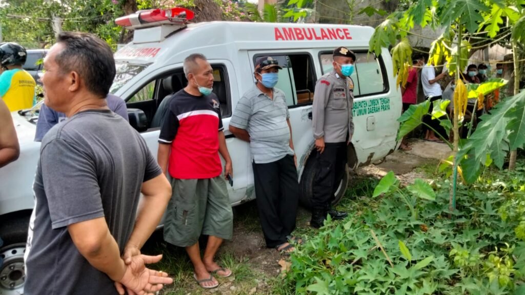 Proses evakuasi jasad pria di BTN Pemda, Praya Lombok Tengah, Jumat sore (8/12/2023).