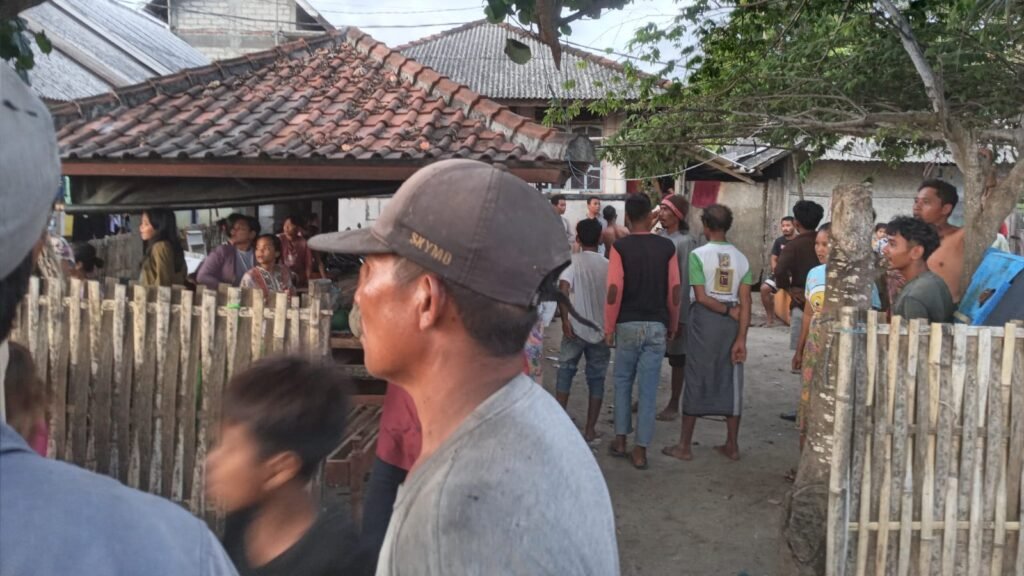 Kerumunan warga saat proses evakuasi pencuri sepeda motor di Pantai Kelongkong Desa Bilelando, Praya Timur Lombok Tengah, Minggu sore (11/12/2023).