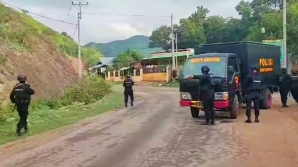 Petugas saat lakukan pengamanan hingga terjadi tembak-tembakan dengan warga di lokasi bentrok, Rabu (27/12/2023).