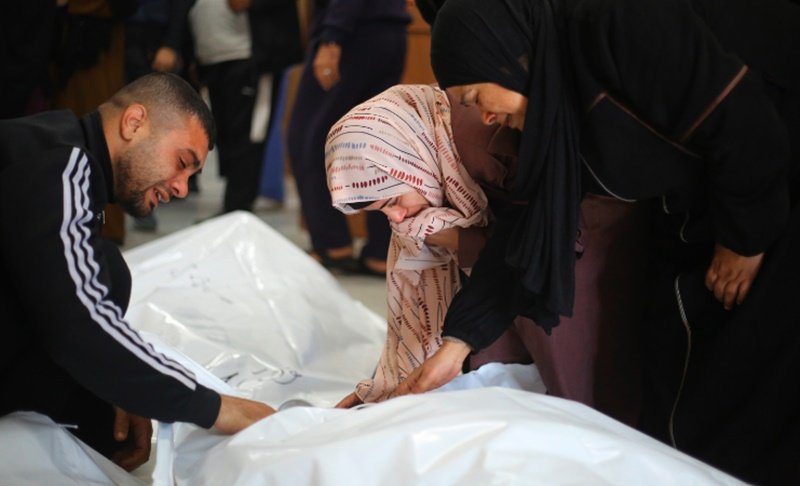 Orang-orang berduka atas kematian salah satu korban di sebuah rumah sakit di Kota Rafah, Jalur Gaza selatan, pada 26 Desember 2023. (Xinhua)