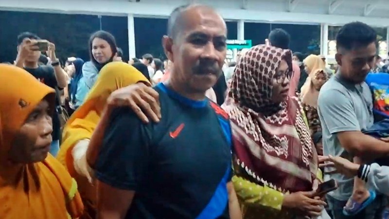 PMI Malaysia yang dipulangkan Kemenlu dengan bantuan Lalu Iqbal saat tiba di Bandara Lombok disambut keluarga.