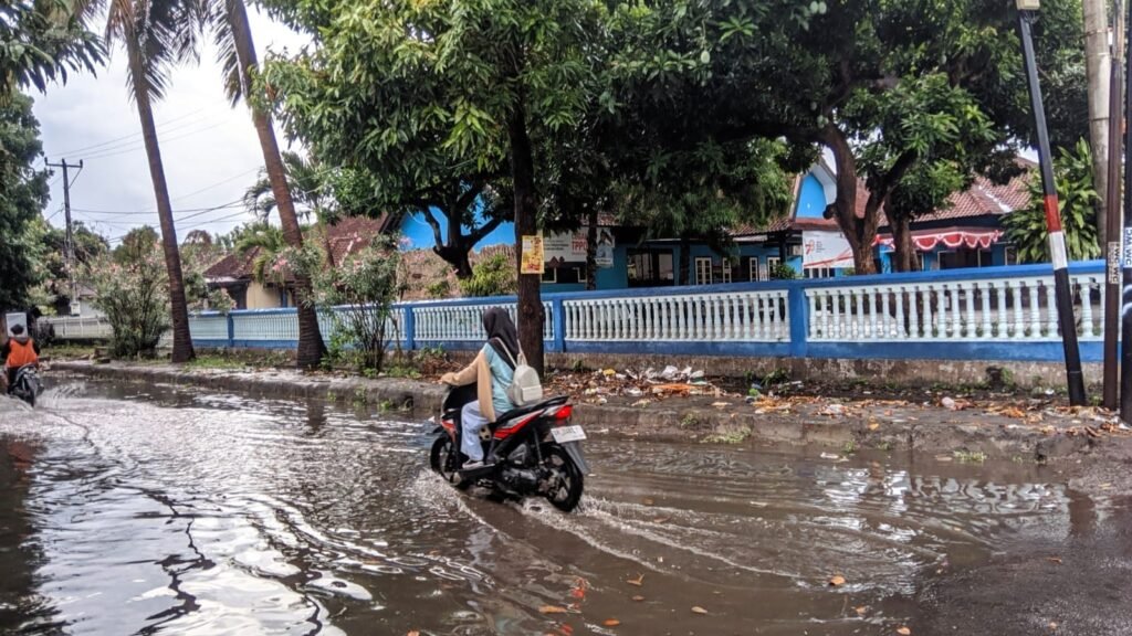 Genangan air di Jalan TGH Zainuddin Abdul Madjid, Selong Lombok Timur, banyak pengendara motor yang jatuh akibat jalan licin, Kamis (30/11/2023)
