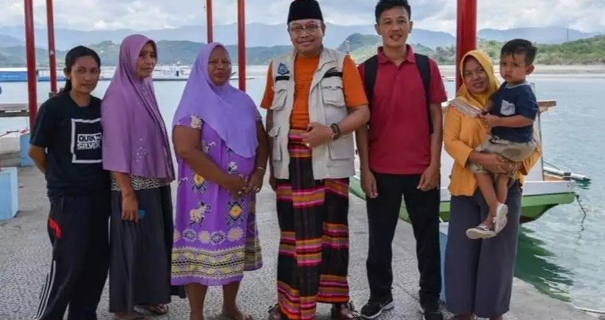 Penjabat (Pj) Gubernur NTB Drs H Lalu Gita Ariadi, M.Si foto bersama warga Pulau Bungin Sumbawa, Sabtu (2/12/2023).