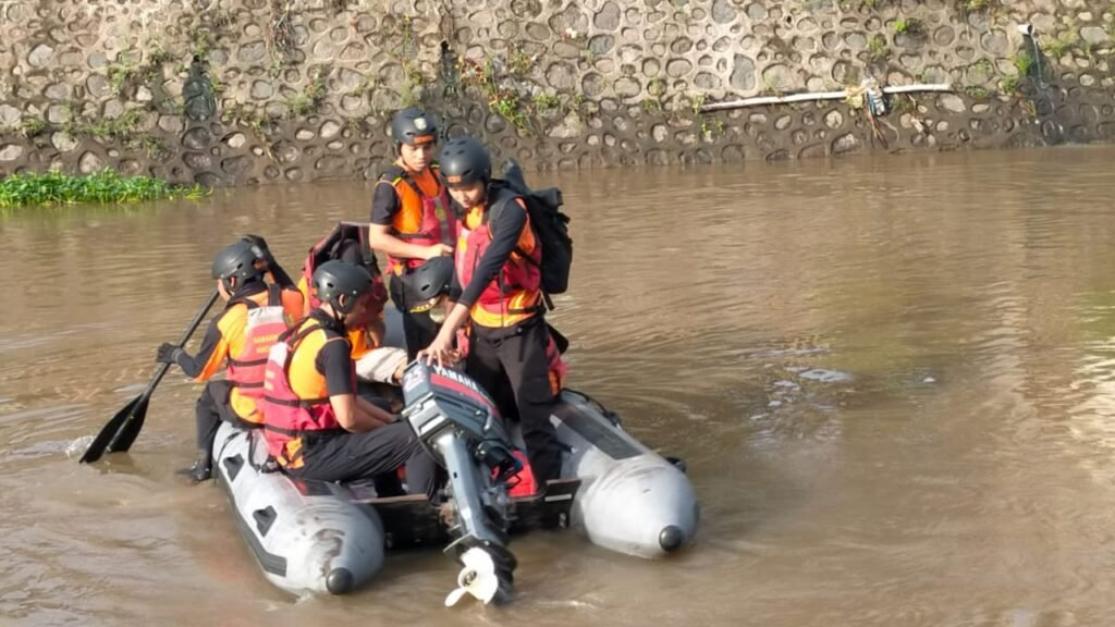 Tim SAR Mataram saat lakukan pencarian bocah 4 tahun bernama Bilal, asal Lingkungan Kebun Jeruk Baru, Kelurahan Pejeruk, Kota Mataram yang dilaporkan hilang terseret arus sungai di wilayah setempat, Minggu (3/12/2023).