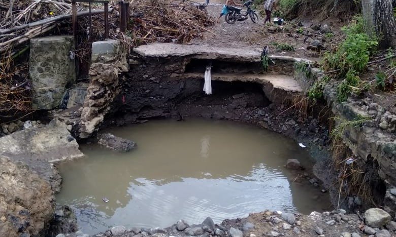 Jembatan penghubung antara Desa Waduruka dan Desa Pusu Kecamatan Langgudu Kabupaten Bima putus akibat banjir, Senin (4/12/2023).