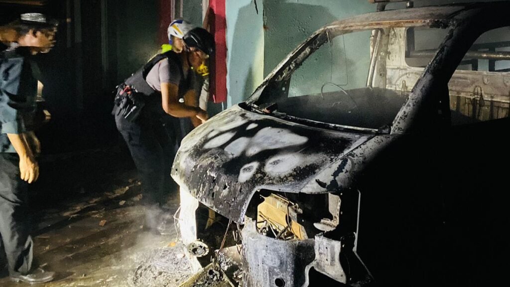 Rumah dan mobil dibakar massa saat bentrok antar kampung antara Desa Renda dan Cenggu Kecamatan Belo Kabupaten Bima , Selasa malam (5/12/2023).