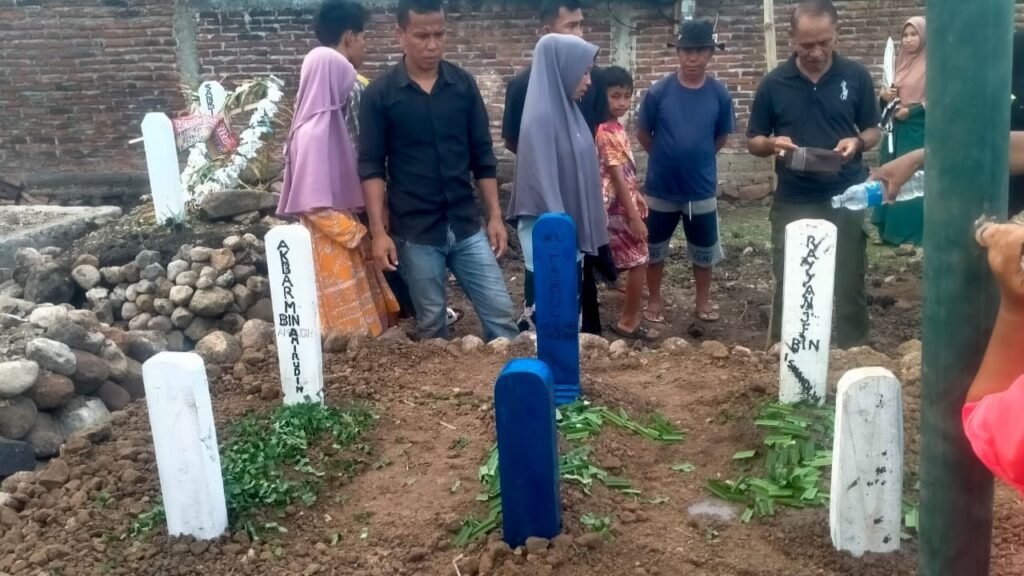 3 bocah korban tenggelam di Bajo Kecamatan Soromandi Kabupaten Bima dikubur satu liang di TPU desa setempat, Selasa (12/12/2023).