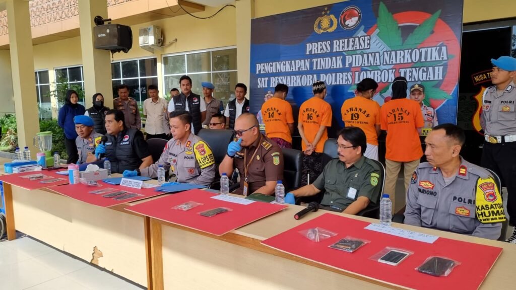 Polres Lombok Tengah gelar konferensi pers kasus penangakapan 6 pelaku pesta sabu di Praya, Selasa (12/12/2023). Satu diantara pelaku merupakan Caleg.